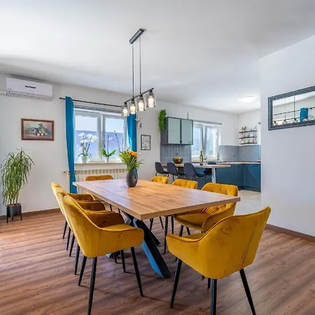 Apartment Livin Large In 700 M Vom - 1 *