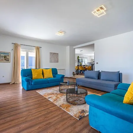 Apartment Livin Large In 700 M Vom - 1 *